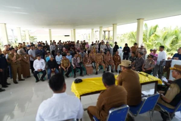 Gubernur Sulbar Suhardi Duka saat mengunjungi Transmigrasi Tanjung Cina Pasangkayu. (Dok: Ist)