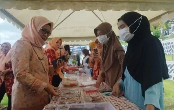 Ketua DWP Sulbar saat memantau Pasar Ramadan di depan Kantor Gubernur Sulbar. (Dok: Ist)