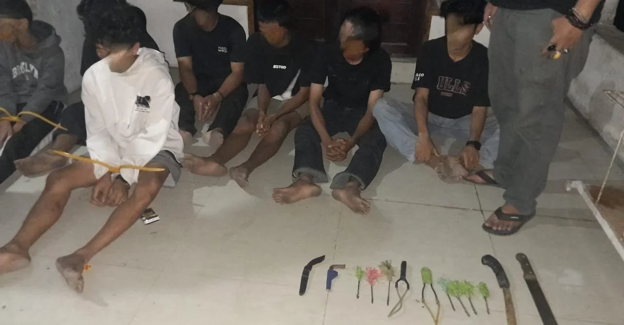 Polisi mengamankan 14 pemuda dan barang bukti senjata tajam usai keributan di Rappocini, Makassar.