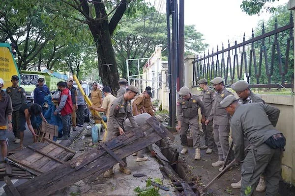 Suasana Penertiban PK5 di Bahu Jalan Pajjaiang (Dok: Ist).