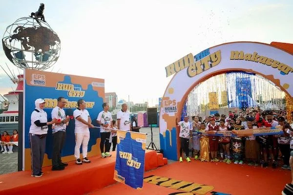 Wali Kota Makassar, Moh Ramdhan "Danny" Pomanto, resmi melepas ribuan peserta Run The City Makassar LPS Monas Half Marathon 2024 di Tugu MNEK CPI, Makassar, Sulawesi Selatan, pada Minggu (19/5).