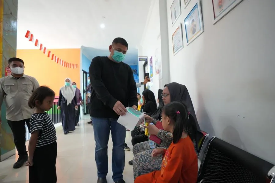 Wali Kota Makassar Munafri Arifuddin saat membagikan masker di RSUD Daya (Dok: Ist)