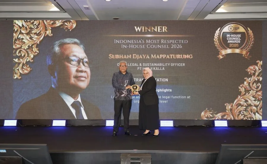 Chief Legal & Sustainability Officer Kalla, Subhan Djaya Mappaturung, menerima penghargaan Indonesia’s Most Respected In-House Counsel 2026 untuk kategori Transportation dalam ajang In-House Counsel Awards (IHCA) 2026 (Dok: Ist)