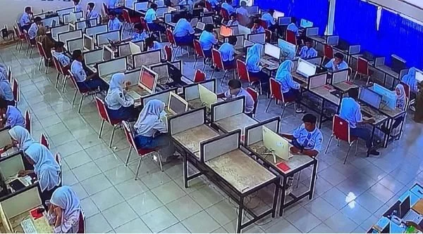 Pemantauan pelaksanaan TKA di SMK Negeri 5 Makassar via CCTV (dok. Syamsi Nur Fadhila, KabarMakassar)