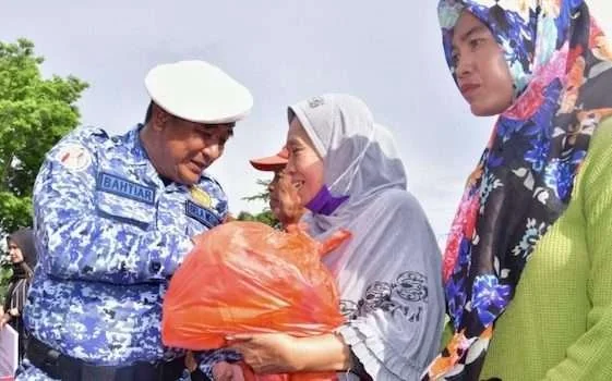Pj Gubernur Sulsel Bachtiar Baharuddin saat memberikan bantuan pada peringatan hari bela negara ke 75. (Foto ist)