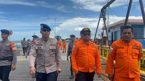 Tim SAR Batalyon C Pelopor bersama Pos Basarnas Bone Pantau Arus Mudik di Pelabuhan Bajoe.