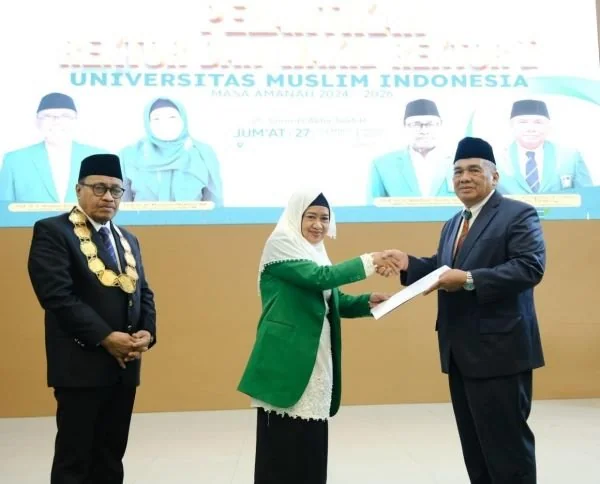Prof Hambali Thalib saat dilantik jadi Rektor UMI (Dok : Ist).