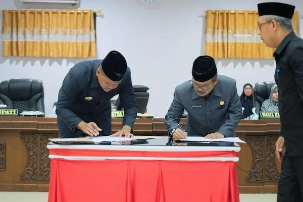 Bupati Bantaeng, M Fathul Fauzy Nurdin bersama ketua DPRD Budi Santoso saat mengesahkan APBD 2026. (IST).