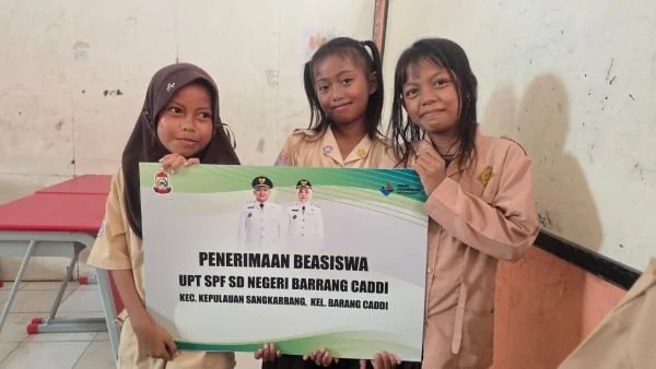 Siswi Kecamatan Kepulangan Sagkarang saat Menerima Bantuan Beasiswa (Dok: Ist).