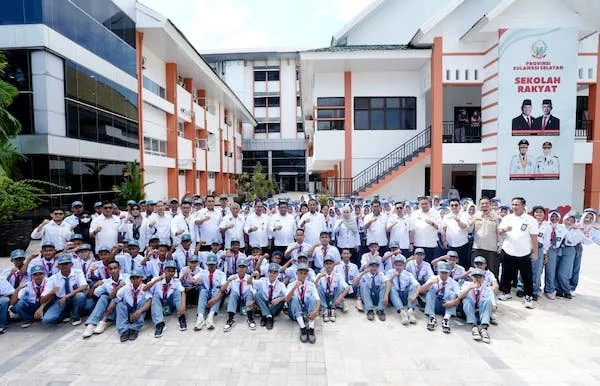 Gubernur Andi Sudirman Sulaiman berfoto bersama siswa di Sekolah Rakyat (dok. Ist)