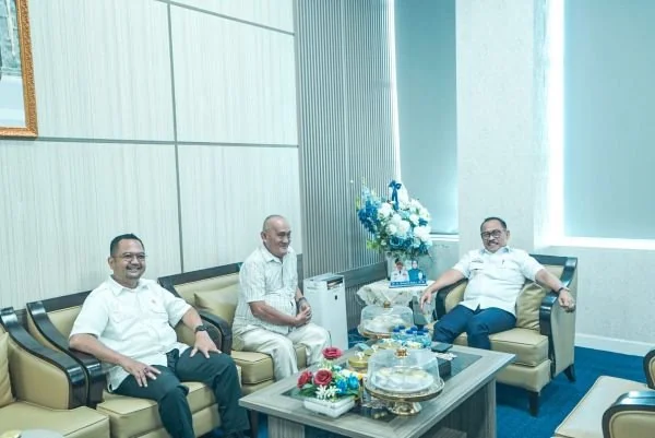 Gubernur Sulbar saat bertemu Raja Mamuju dan Raja Balanipa (Dok : Ist).