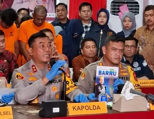 Kapolda Sulsel, Irjen Pol Yudhiawan Wibisono bersama Kapolres Gowa saat memberikan keterangan terkait produksi uang palsu di UIN Alauddin Makassar (Dok: Atri KabarMakassar).