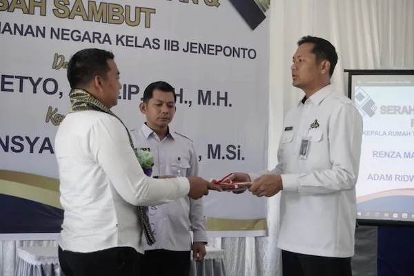 Renza Maisetyo saat menyerahkan surat mandat pergantian Karutan Jeneponto ke Adam Ridwansyah