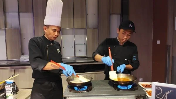 Sajikan Live Cooking dengan konsep Internasional Buffet di The Square Restaurant Hotel Novotel Makassar Grand Shayla, Sabtu (27/4).