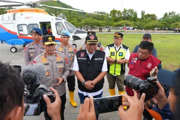 Pj Gubernur Sulsel, Bahtiar Baharuddin usai melakukan pantauan udara menggunakan helikopter.