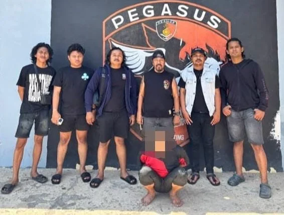 Tim URC Pegasus Satreskrim Polres Jeneponto mengamankan teknisi berinisial MH atas dugaan pencurian perangkat aksesoris tower senilai Rp4 juta (Dok: Ist)