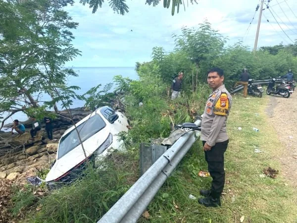 Mobil yang mengalami Kecelakaan lalu lintas tunggal di Jalan Trans Sulawesi Majene (Dok : Ist).
