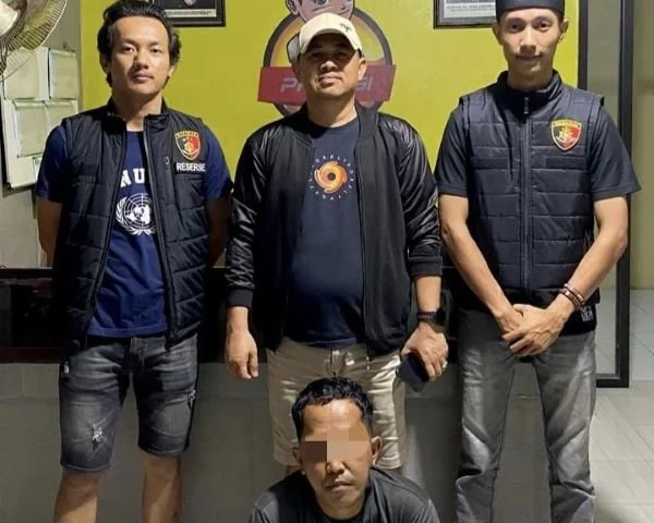 Satreskrim Polsek Bangkala saat mengamankan pelaku di Mapolsek Bangkala (Dok : Ist).