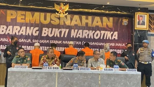 Satnarkoba Polrestabes Makassar saat menggelar pemusnahan barang bukti narkoba (Dok: Atri KabarMakassar).