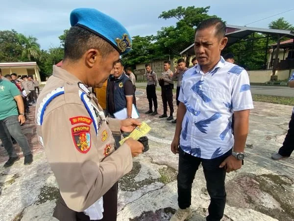 Salah satu anggota SI Propam Polres Jeneponto, saat memeriksa kelengkapan dokumen kendaraan pribadi salah satu anggota (Dok : Ist).