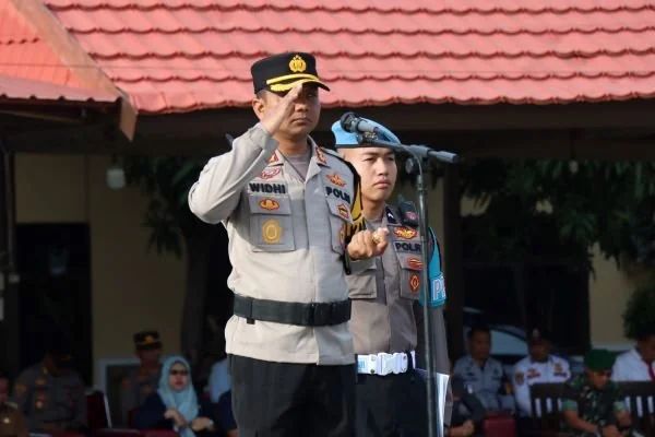 Kapolres Jeneponto AKBP Widi Setiawan saat memimpin apel gelar pasukan Operasi Mantap Praja Pallawa di halaman Polres Jeneponto (Dok : Ist).