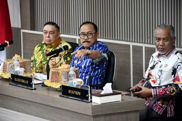 Gubernur bersama Wagub dan Plh Sekprov Sulbar saat memimpin rapat bersama OPD (Dok : Ist).