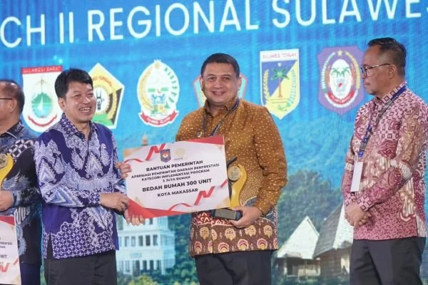 Wali Kota Makassar saat terima penghargaan (Dok: Ist)
