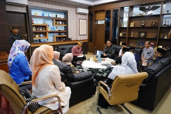 Kepala Perwakilan BKKBN Provinsi Sulsel Shodiqin, saat menemui Bupati Jeneponto, Paris Yasir dab Wabup Islam Iskandar. (Foto/ist).