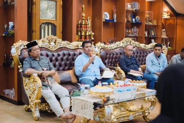 Bupati Bantaeng, M. Fathul Fauzy Nurdin, menerima keluhan warga Desa Borongloe (Dok : Ist).