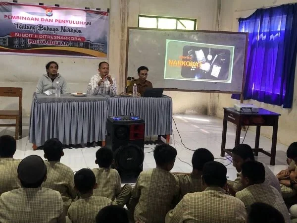 Edukasi Bahaya narkoba Ditnarkoba Polda Sulbar di SMP IT Wildan Mamuju (Dok : Ist).