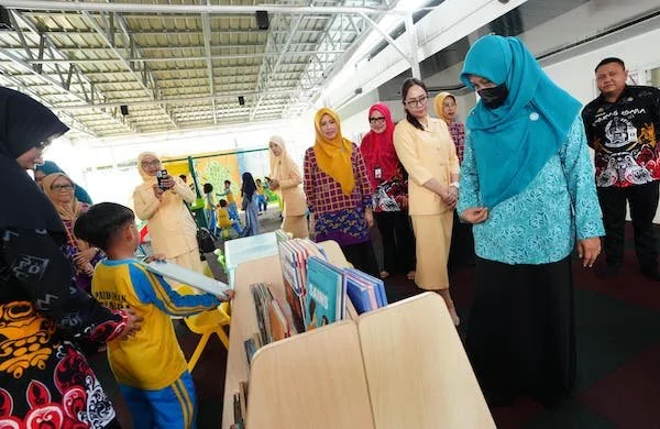 Pj Ketua TP PKK Andi Indriaty Syaiful saat meninjau Perpustakaan Ibu dan Anak Sulsel (Dok: Ist)