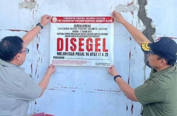 Kepala Satuan Polisi Pamong Praja Provinsi Sulawesi Selatan, Andi Arwien Azis dan Kepala Dinas Penanaman Modal dan Pelayanan Terpadu Satu Pintu, Asrul Sani selaku Penanggungjawab dari Tim Terpadu Pengawasan Perizinan Berusaha Berbasis Risiko ketika melaku