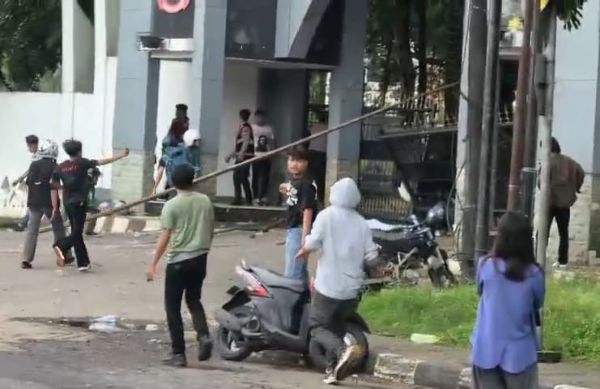 Bentrokan Massa dan Satpol PP Warnai Aksi Unjuk Rasa di Kantor Gubernur Sulsel