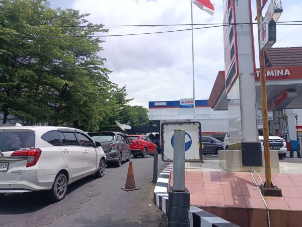 Antrean Panjang di SPBU Makassar, DPRD Minta Pemkot Bentuk Satgas Pantau