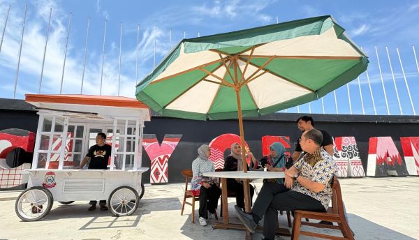 Pemkot Makassar Serahkan 25 Gerobak Bagi Pedagang Pisang Epe di Pantai Losari
