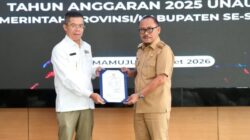 Serahkan LKPD, Suhardi Duka Ingatkan Bupati se-Sulbar Patuhi Aturan BPK