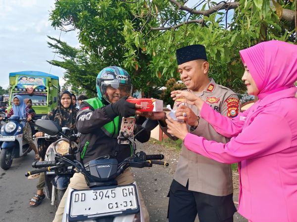 Gandeng Bhayangkari, Kapolsek Bangkala Bagikan Takjil Gratis ke Pengguna Jalan