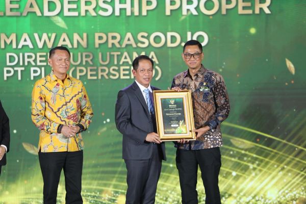 Dirut PLN Raih Penghargaan Green Leadership, Borong 11 PROPER Emas KLH 2025