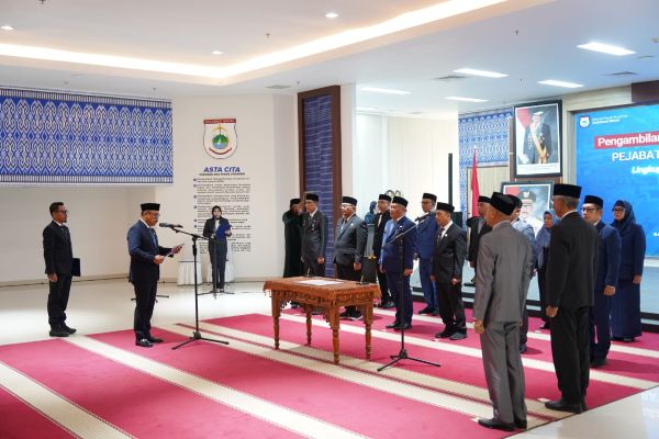 Gubernur Suhardi Duka Lantik 10 Pejabat Eselon II, Dua Jabatan Masih Tunda