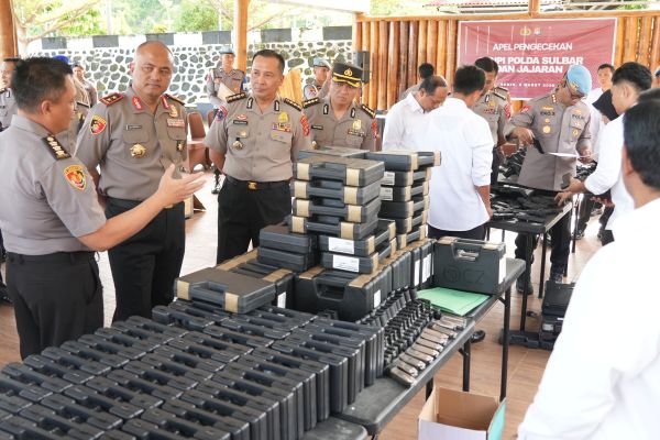 Kapolda Sulbar Cek Senpi Seluruh Personel, Tegaskan Penggunaan Sesuai Aturan