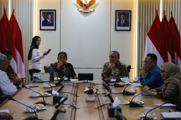 Gubernur Suhardi Duka Bertemu Menteri Kehutanan, Bahas Tiga Agenda Krusial Sulbar