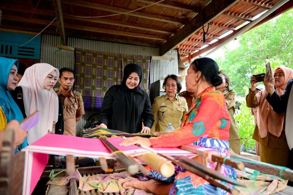 Wagub Sulsel Dorong UMKM Tenun Emas Sidrap Naik Kelas, Bidik Pasar Lebih Luas
