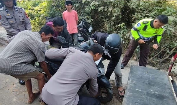 Dua Pengendara Motor Tewas Usai Jatuh dan Terlindas Truk di Maros -  KabarMakassar.com