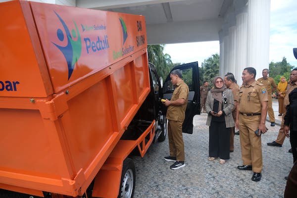 Pemkab Jeneponto Terima Bantuan Mobil Sampah dan Motor Pengangkut Bibit  dari Bank Sulselbar - KabarMakassar.com