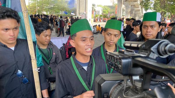 Ribuan Massa Penuhi Fly Over Tuntut Kinerja DPR hingga Kematian Driver Ojol