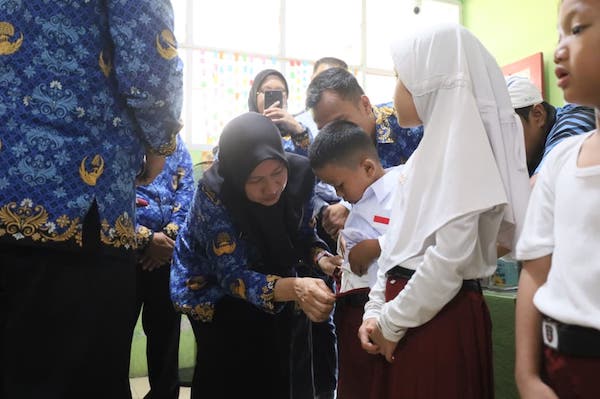 135 Siswa SD Cambaya Makassar Terima Seragam Gratis