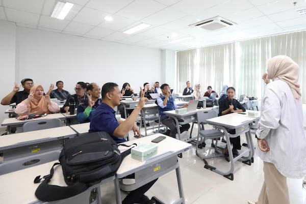 Poltekpar Makassar Tingkatkan Layanan Inklusif Lewat Pelatihan Pelayanan Prima dan Bahasa Isyarat