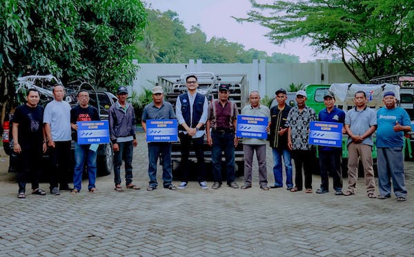 Petani Barru Terima Traktor dan Alsintan Modern