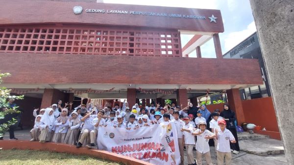 SD Sekolah Alam Bosowa Kunjungan Edukatif ke Perpustakaan Gowa