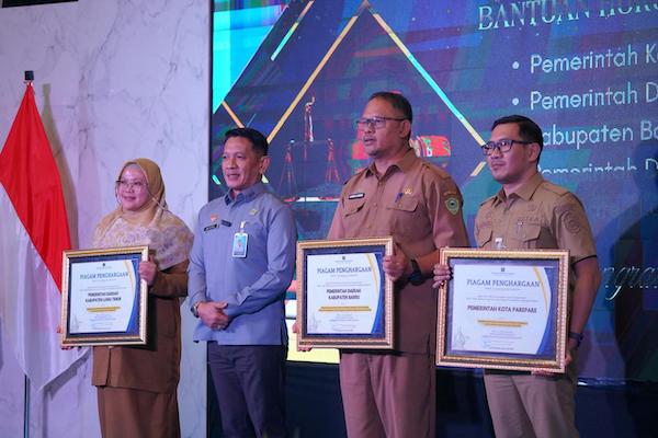 Kanwil Kemenkum Sulsel Berikan Penghargaan ke Sejumlah Mitra Strategis